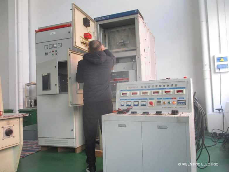 Risentric-Techniker führt Routineprüfungen an einer elektrischen Schaltanlage vor der Auslieferung durch.