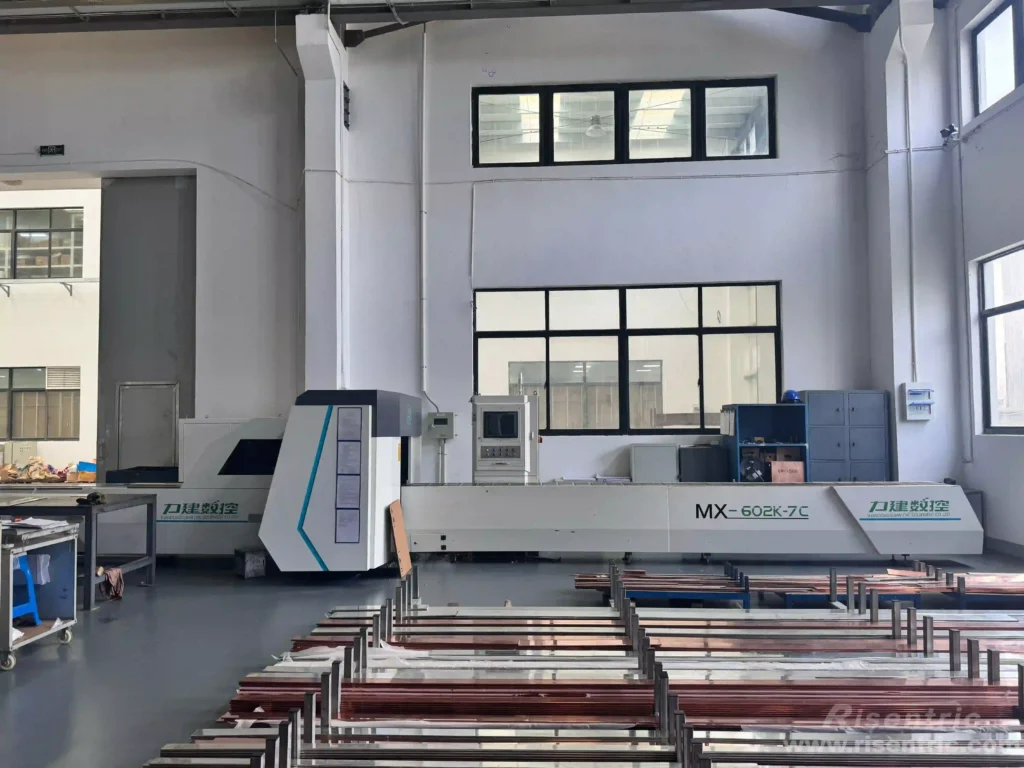 CNC-Kupferschienenbearbeitungsmaschine in der Risentric-Werkstatt