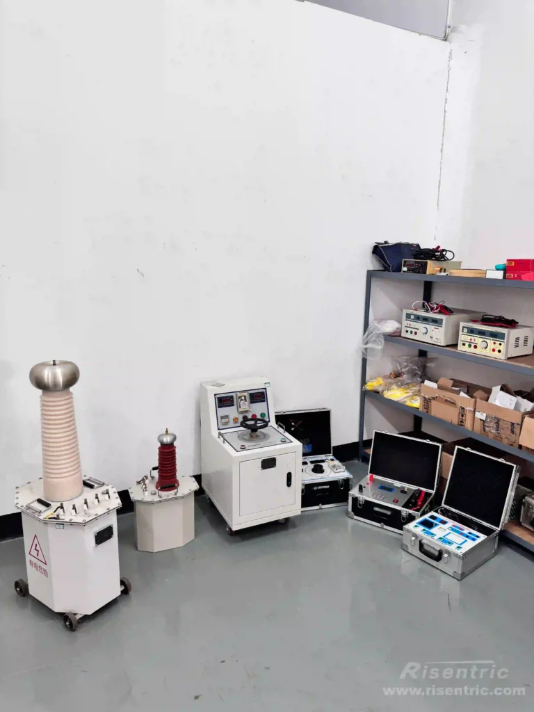 Hochspannungsprüfgeräte zur Qualitätsprüfung elektrischer Schaltanlagen bei Risentric.