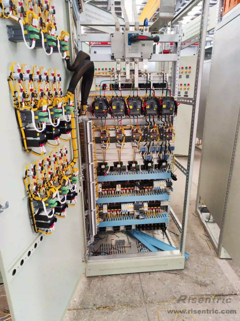 Montaje interno de paneles MCC en el taller de Risentric