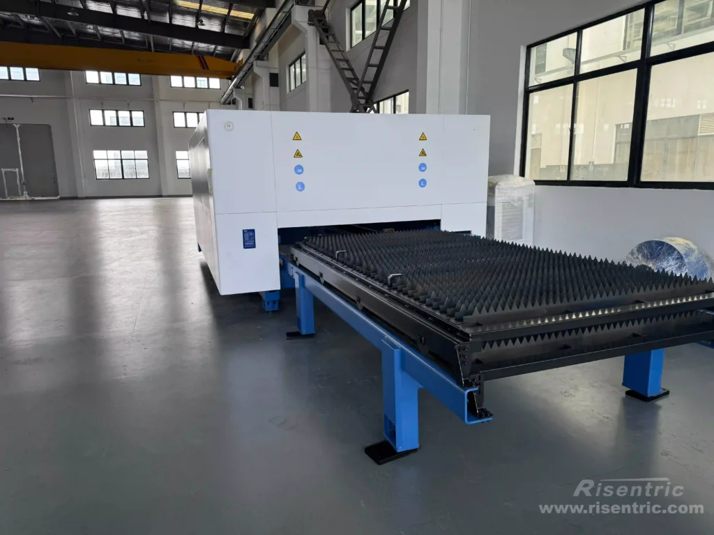Neue CNC-Faserlaserschneidmaschine