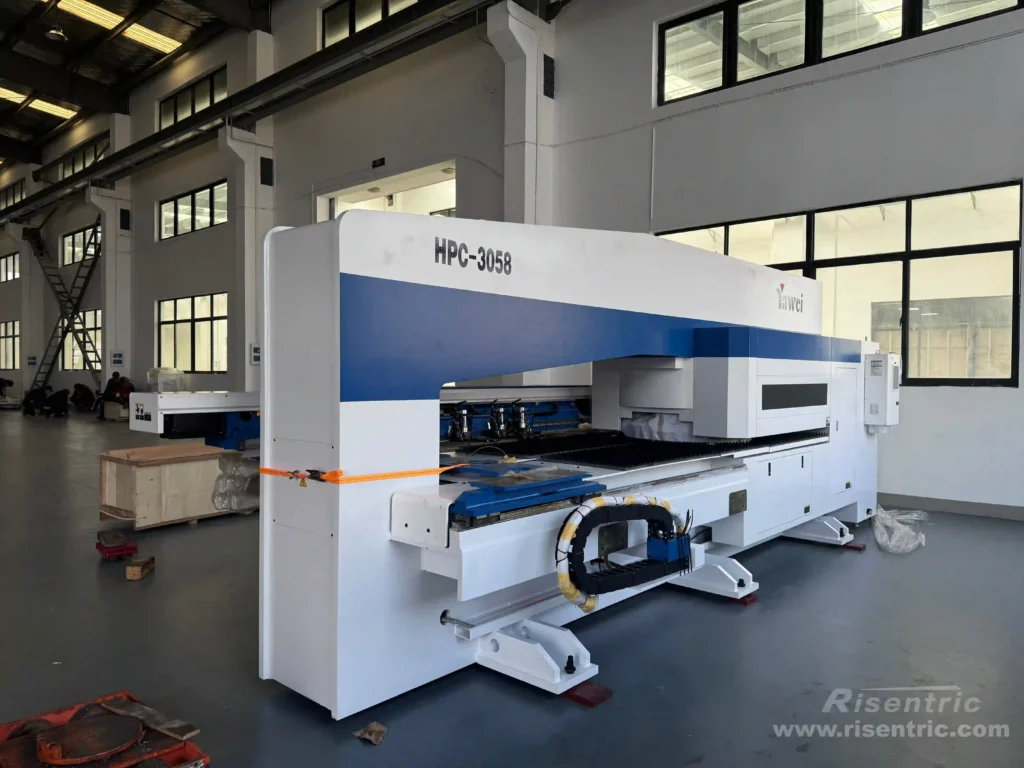 Neue CNC-Revolverstanzmaschine