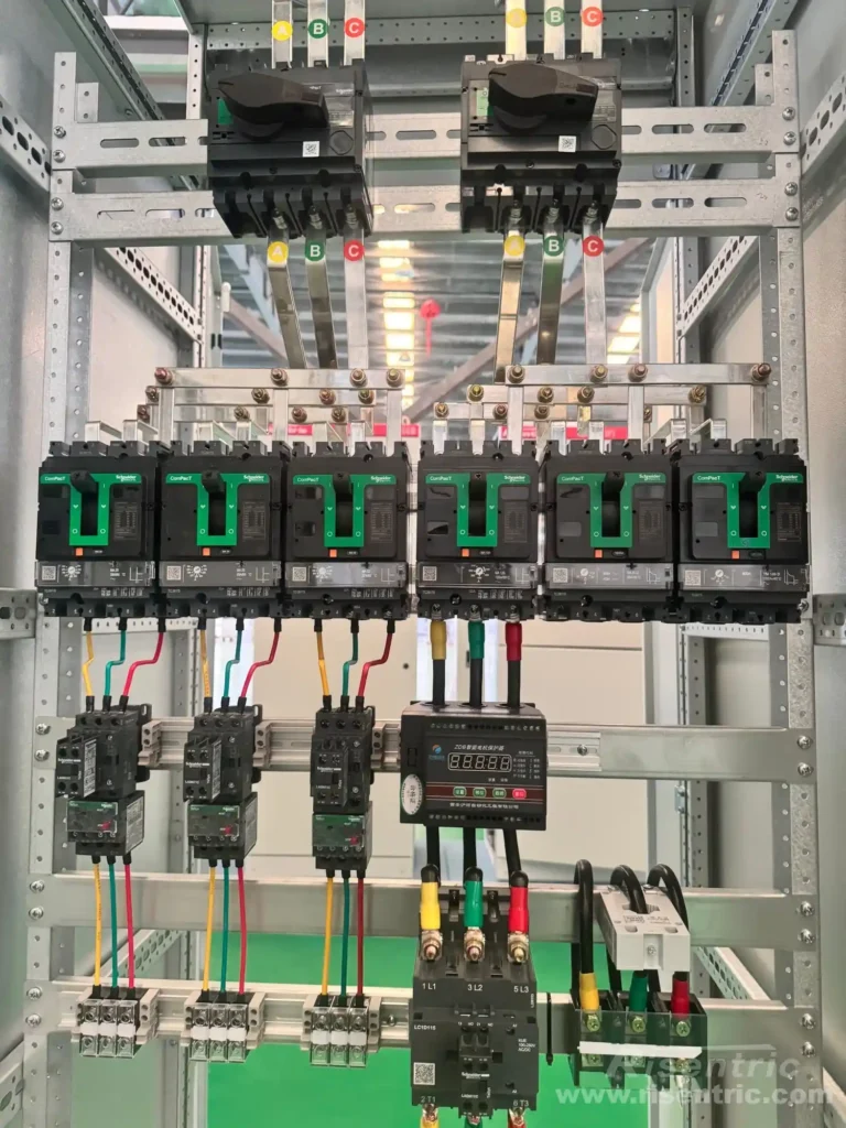 Sección de alimentadores MCC de Risentric con MCCB y contactores